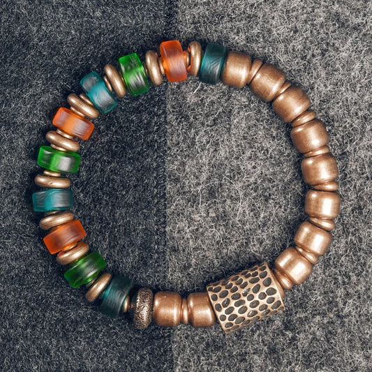 Bracelet Reiki en Verre Coloré et Breloque en Cuivre Martelé – Bohème Esprit Népal