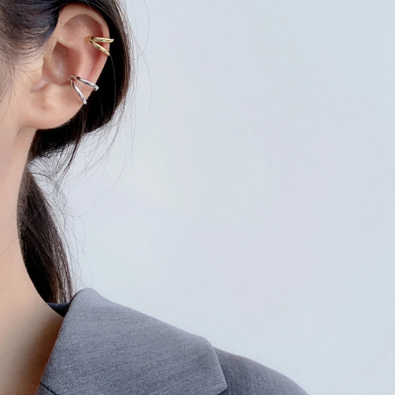 Bague d'oreille double couche en argent 925 portée sur le cartilage, style minimaliste sans perçage.