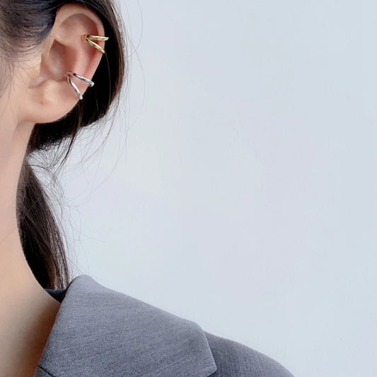 Bague d'oreille double couche en argent 925 portée sur le cartilage, style minimaliste sans perçage.