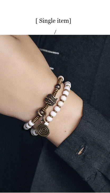 Bracelet Tibétain Multirang Os de Yak et Verre de Murano – Breloque en Laiton Martelé