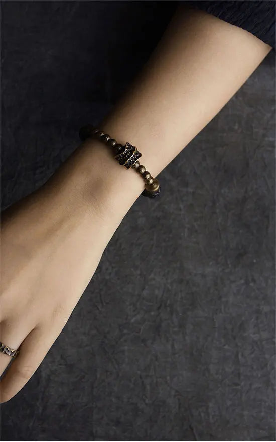 Bracelet Pierre de Lave et Laiton Forgé à la Main – Style Brut, Diffuseur d'Huiles Essentielles
