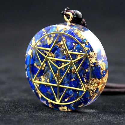 Pendentif orgonite lapis-lazuli avec symbole géométrique Merkaba doré pour la protection énergétique.