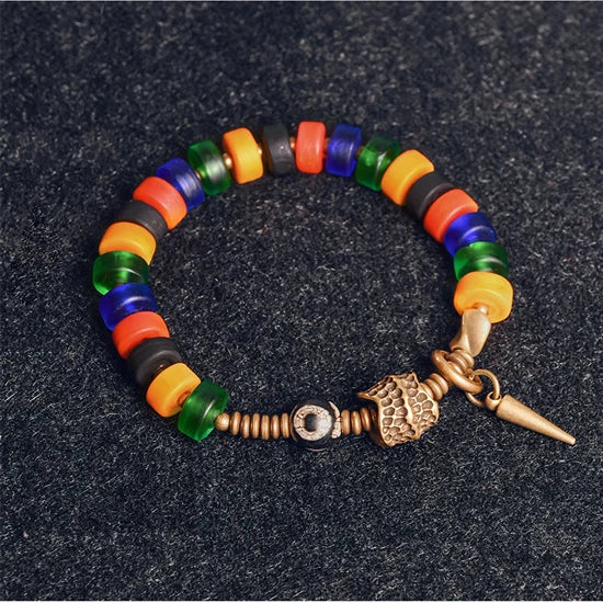 Bracelet Verre Coloré et Perle Tibétaine – Breloque en Cuivre Travaillé Main, Unisexe