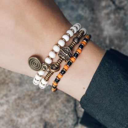 Bracelet Tibétain Multirang Os de Yak et Verre de Murano – Breloque en Laiton Martelé