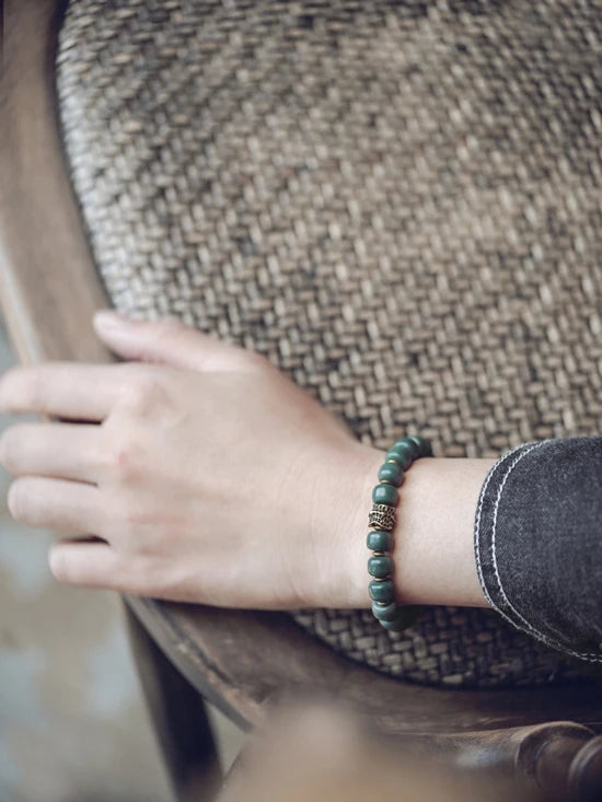Bracelet Graines de Bodhi Vertes et Laiton – Bijou Zen Porte-Bonheur