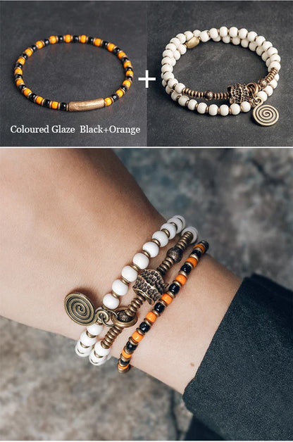 Bracelet Tibétain Multirang Os de Yak et Verre de Murano – Breloque en Laiton Martelé