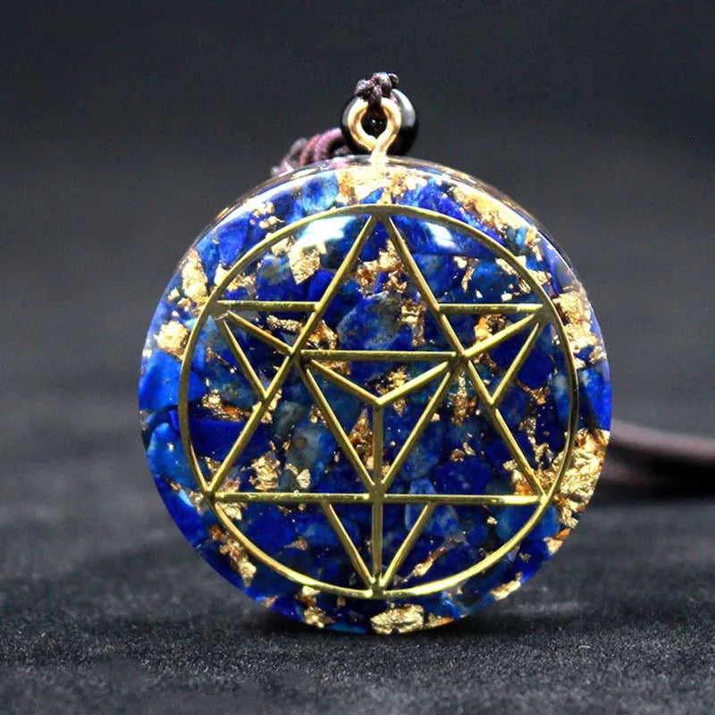 Pendentif orgonite rond en lapis lazuli bleu intense avec symboles dorés de géométrie sacrée