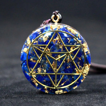 Pendentif orgonite rond en lapis lazuli bleu intense avec symboles dorés de géométrie sacrée