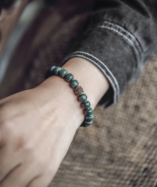 Bracelet Graines de Bodhi Vertes et Laiton – Bijou Zen Porte-Bonheur