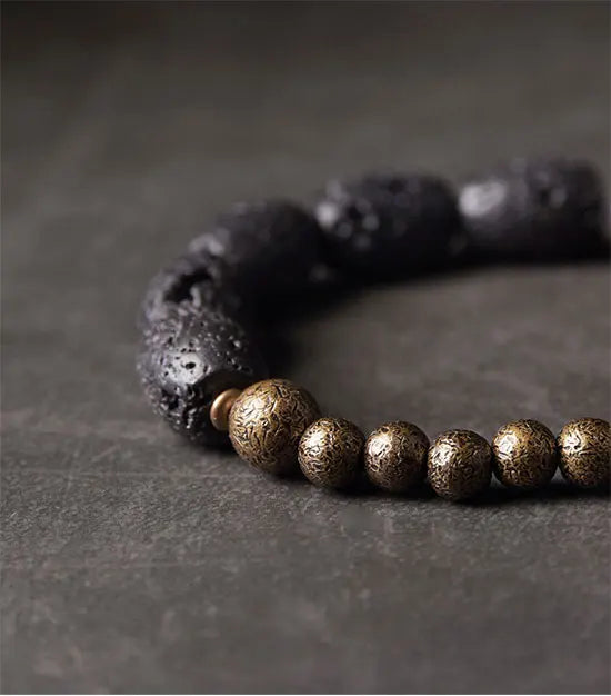 Bracelet Pierre de Lave et Laiton Forgé à la Main – Style Brut, Diffuseur d'Huiles Essentielles