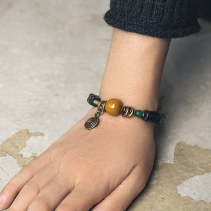 Bracelet Ébène Sculptée et Agate de Gobi – Breloque en Cuivre, Bijou de Couple