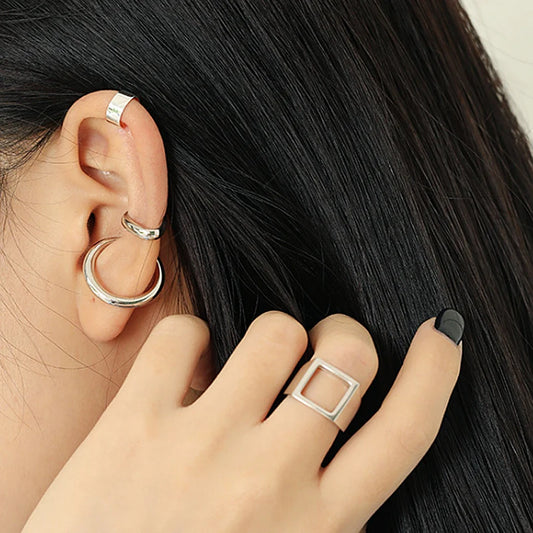 Bague d'oreille minimaliste en argent 925 portée en haut du cartilage pour un style moderne.
