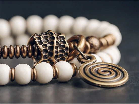 Bracelet Tibétain Multirang Os de Yak et Verre de Murano – Breloque en Laiton Martelé