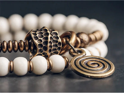Bracelet Tibétain Multirang Os de Yak et Verre de Murano – Breloque en Laiton Martelé