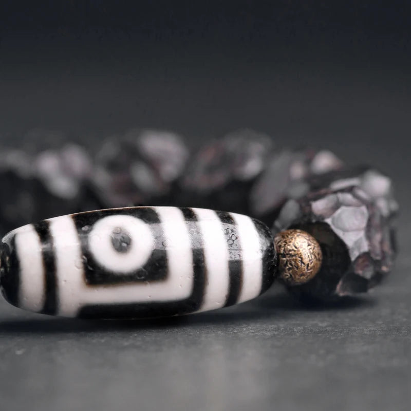 Bracelet Tibétain Ébène et Perle Dzi – Amulette de Protection en Cuivre Martelé