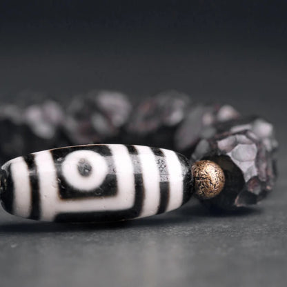 Bracelet Tibétain Ébène et Perle Dzi – Amulette de Protection en Cuivre Martelé