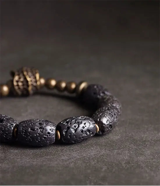 Bracelet Pierre de Lave et Laiton Forgé à la Main – Style Brut, Diffuseur d'Huiles Essentielles