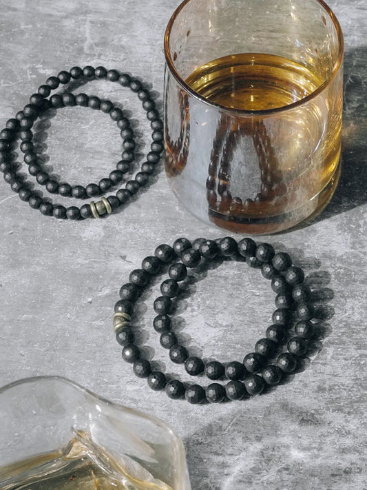 Bracelet Minimaliste Agate Noire Mate et Perles de Laiton – 6 ou 8 mm, Unisexe