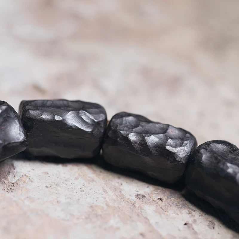 Bracelet Ébène Sculptée et Agate de Gobi – Breloque en Cuivre, Bijou de Couple