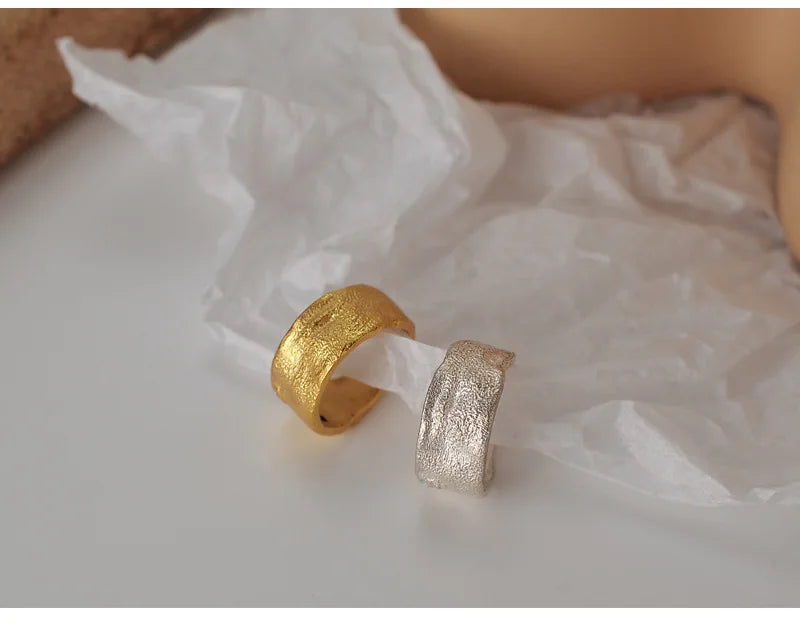 Détail de la manchette d'oreille argentée en argent 925, surface irrégulière et brillante.