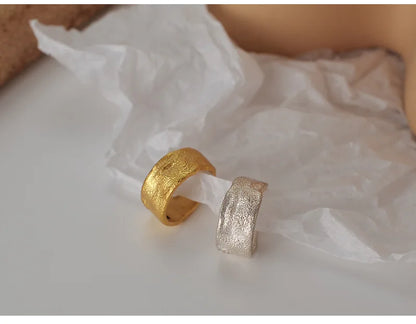 Détail de la manchette d'oreille argentée en argent 925, surface irrégulière et brillante.