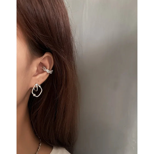 Earcuff en argent 925 et zircons baguette porté sur le cartilage, style chic sans perçage.