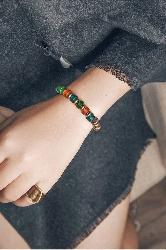 Bracelet Reiki en Verre Coloré et Breloque en Cuivre Martelé – Bohème Esprit Népal