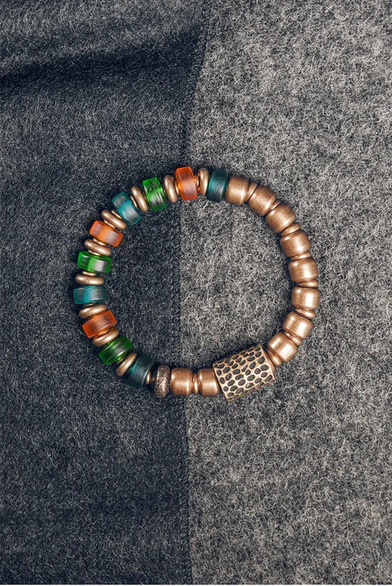 Bracelet Reiki en Verre Coloré et Breloque en Cuivre Martelé – Bohème Esprit Népal