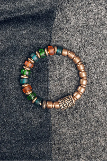 Bracelet Reiki en Verre Coloré et Breloque en Cuivre Martelé – Bohème Esprit Népal