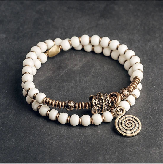 Bracelet Tibétain Multirang Os de Yak et Verre de Murano – Breloque en Laiton Martelé