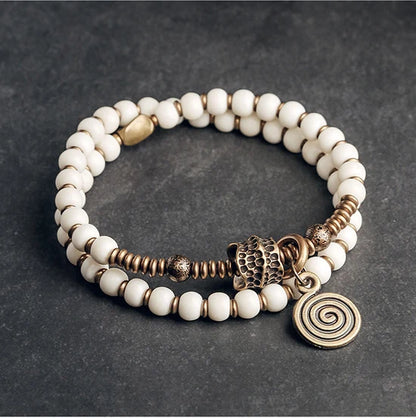 Bracelet Tibétain Multirang Os de Yak et Verre de Murano – Breloque en Laiton Martelé