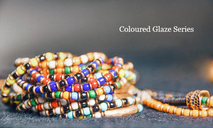Bracelet Fin Perles de Verre à l'Ancienne et Breloque en Cuivre Martelé – Bohème Chic