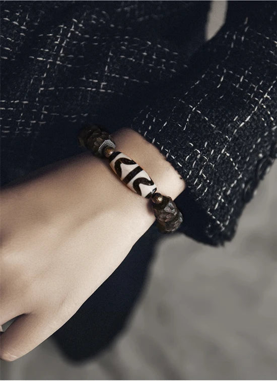 Bracelet Tibétain Ébène et Perle Dzi – Amulette de Protection en Cuivre Martelé