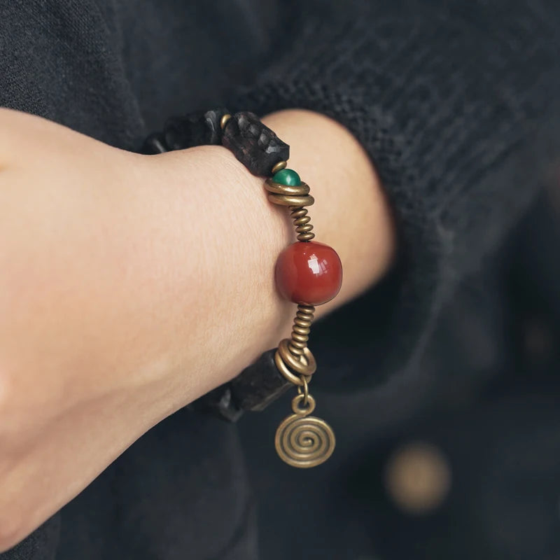 Bracelet Ébène Sculptée et Agate de Gobi – Breloque en Cuivre, Bijou de Couple