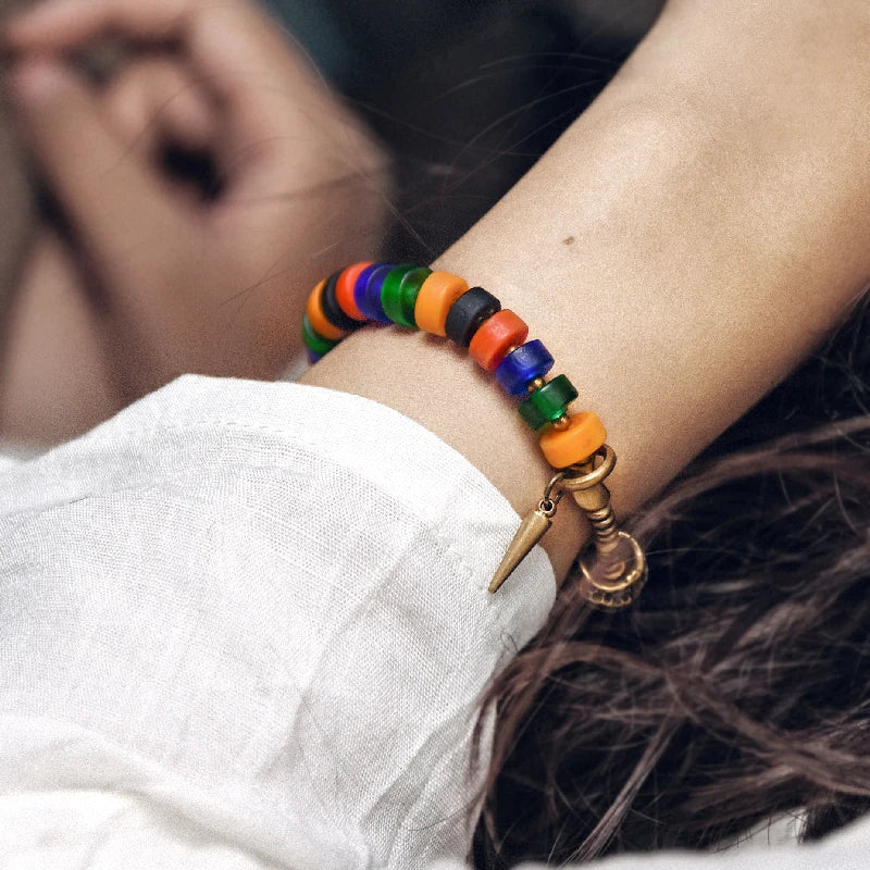 Bracelet Verre Coloré et Perle Tibétaine – Breloque en Cuivre Travaillé Main, Unisexe
