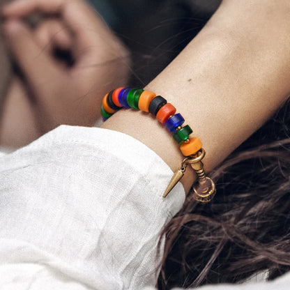 Bracelet Verre Coloré et Perle Tibétaine – Breloque en Cuivre Travaillé Main, Unisexe
