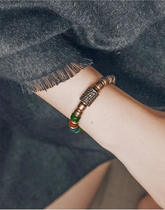 Bracelet Reiki en Verre Coloré et Breloque en Cuivre Martelé – Bohème Esprit Népal
