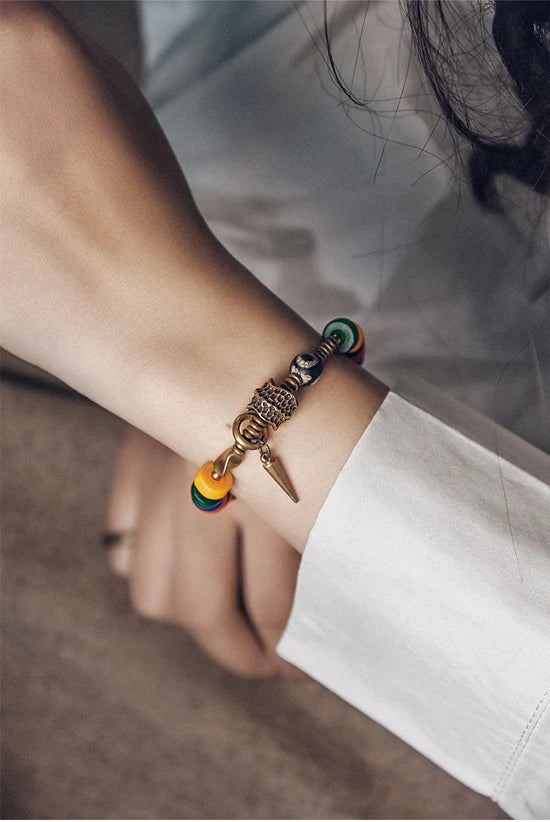 Bracelet Verre Coloré et Perle Tibétaine – Breloque en Cuivre Travaillé Main, Unisexe