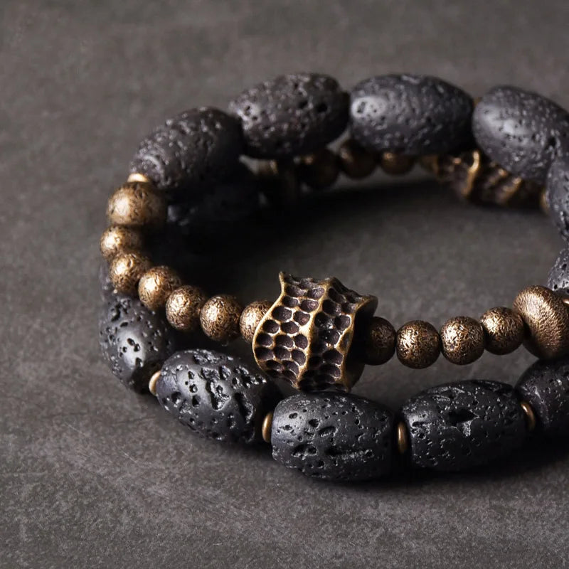 Bracelet Pierre de Lave et Laiton Forgé à la Main – Style Brut, Diffuseur d'Huiles Essentielles