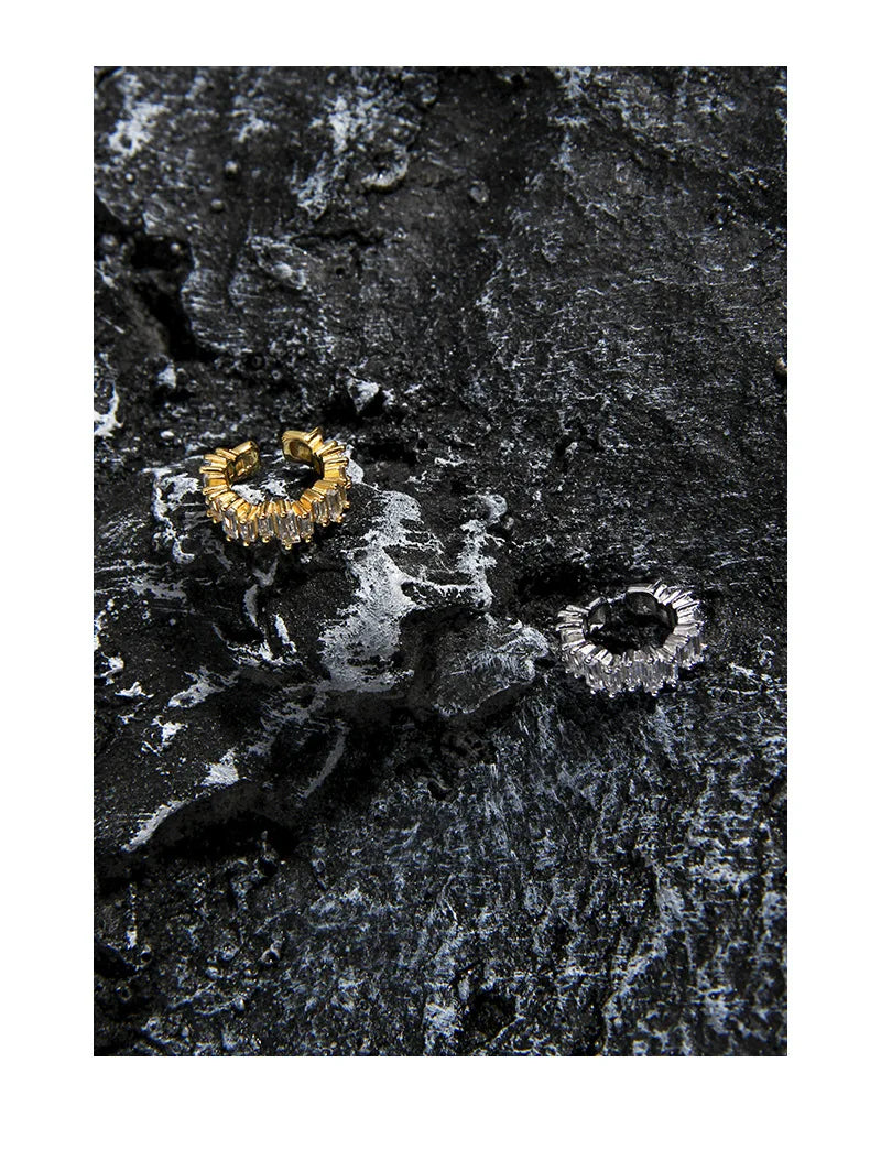Zoom sur l'ouverture de la bague d'oreille, conçue pour un confort optimal sans trou.