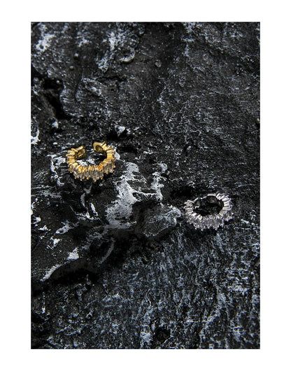 Zoom sur l'ouverture de la bague d'oreille, conçue pour un confort optimal sans trou.