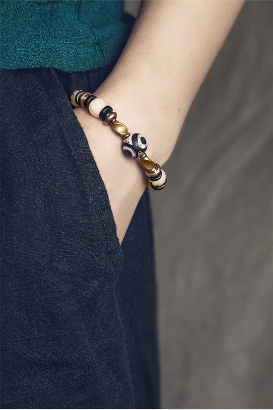 Bracelet de Prière Os Blanc Gravé et Intercalaires en Ébène – Œil Tibétain Protecteur