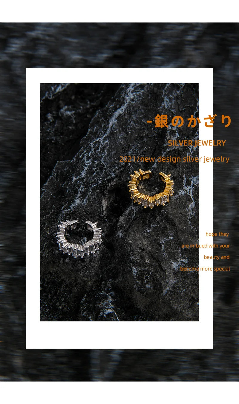Vue de profil de l'earcuff révélant la structure robuste en argent et l'éclat des cristaux.