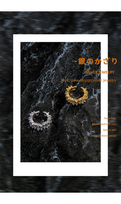 Vue de profil de l'earcuff révélant la structure robuste en argent et l'éclat des cristaux.