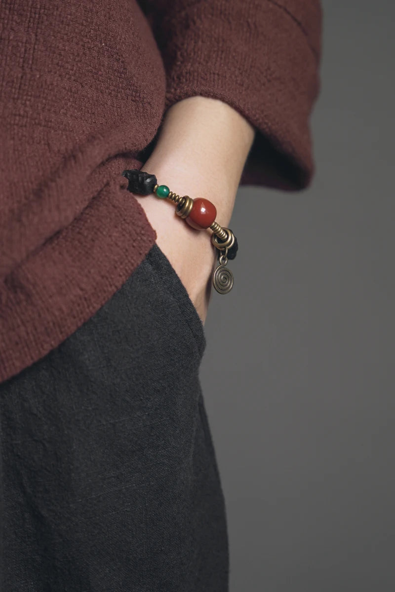 Bracelet Ébène Sculptée et Agate de Gobi – Breloque en Cuivre, Bijou de Couple