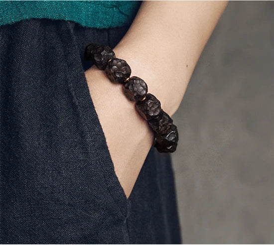 Bracelet Tibétain Ébène et Perle Dzi – Amulette de Protection en Cuivre Martelé