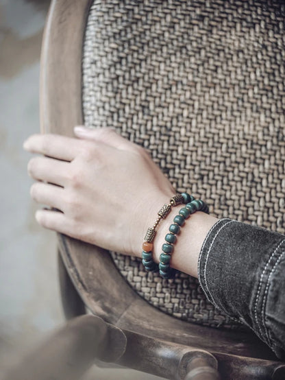Bracelet Graines de Bodhi Vertes et Breloque en Laiton – Bijou de Méditation pour Femme
