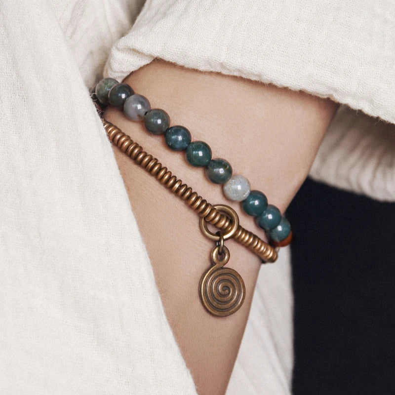 Bracelet Bohème Jade Mousse Double Rang et Breloque en Cuivre Martelé – Jusqu'au 22 cm