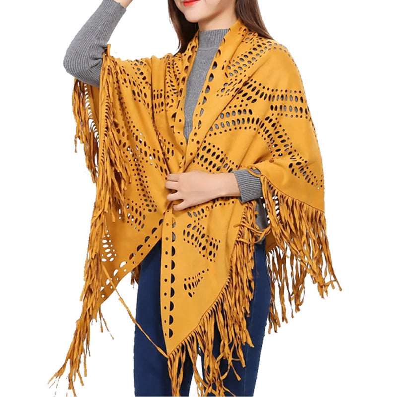 Poncho Frangé en Simili Velours avec Découpes Géométriques