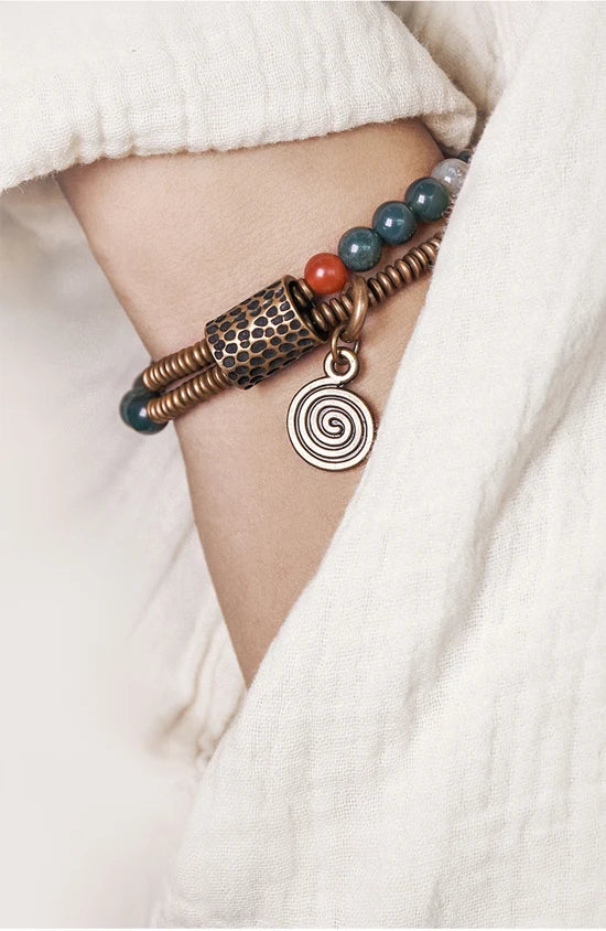 Bracelet Bohème Jade Mousse Double Rang et Breloque en Cuivre Martelé – Jusqu'au 22 cm